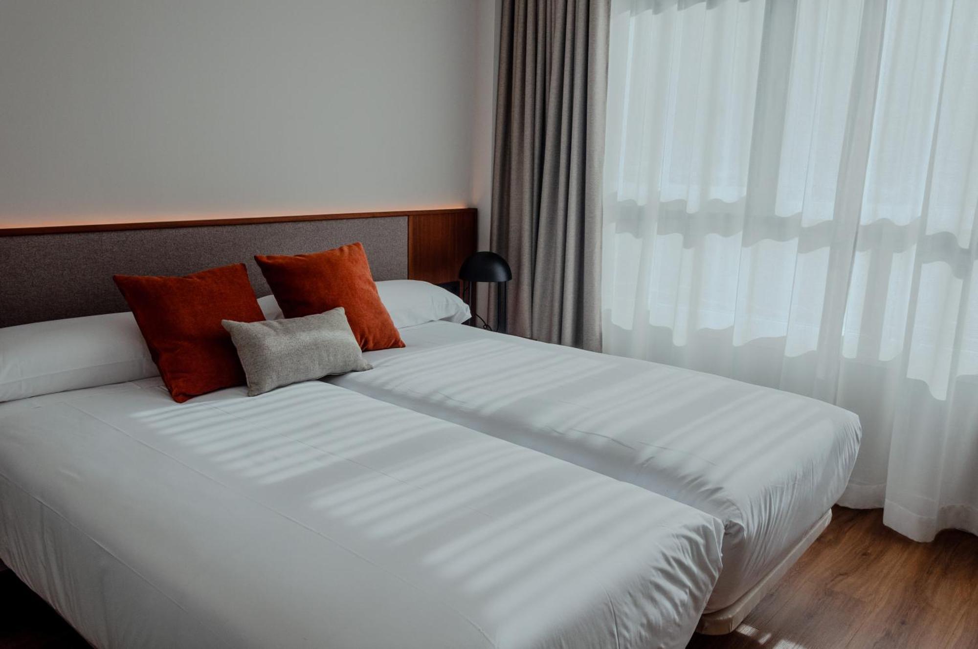 Apartamentos 2H Living เลออน ภายนอก รูปภาพ